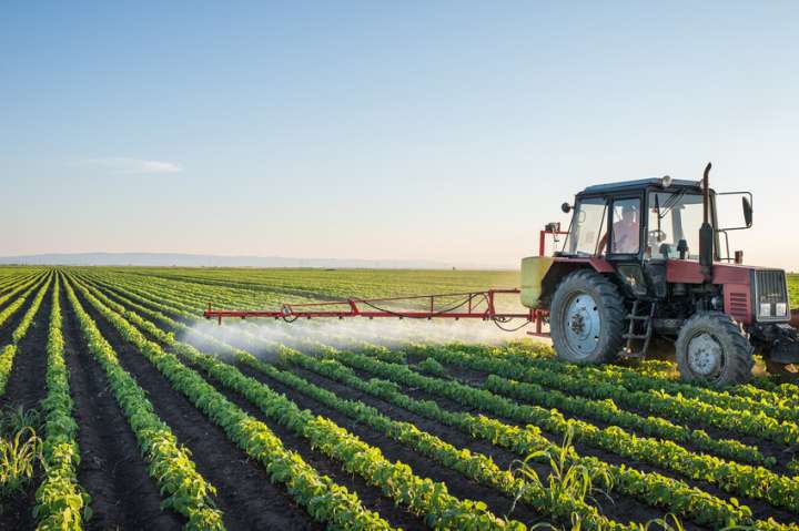 Pesticides et agriculteurs : un nouveau rapport explosif